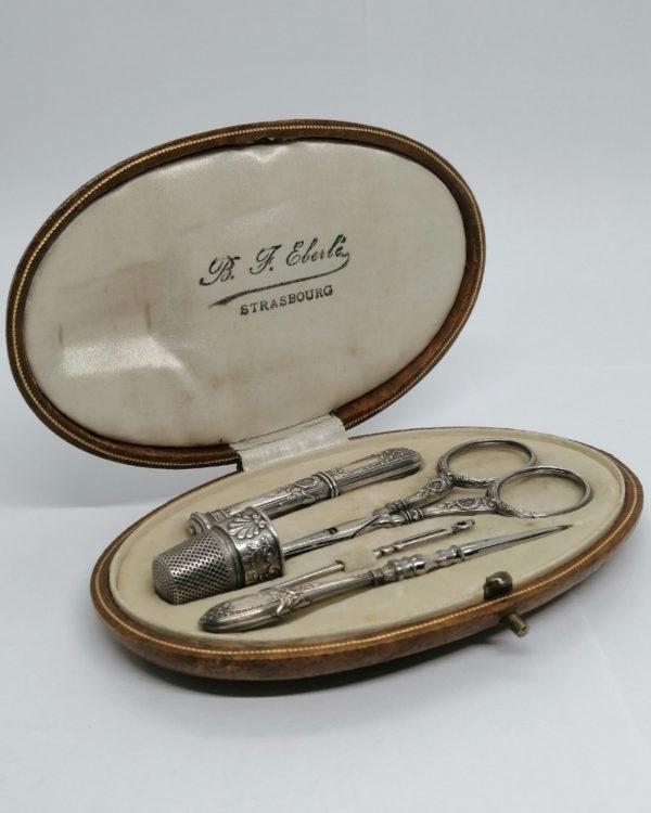 Ecrin bois et cuir, avec nécessaire couture argent, cinq pièces, vers 1900, Art Nouveau. – Image 2