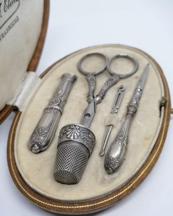 Ecrin bois et cuir, avec nécessaire couture argent, cinq pièces, vers 1900, Art Nouveau. – Image 3
