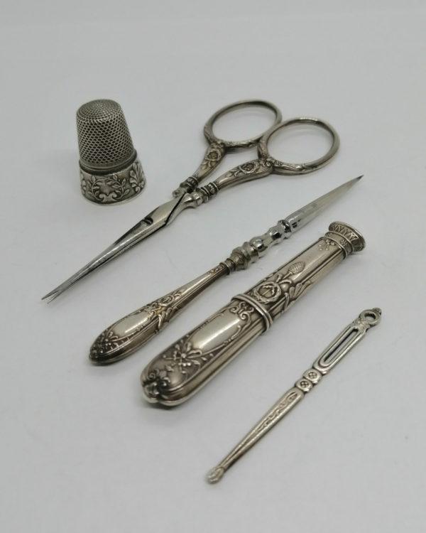 Ecrin bois et cuir, avec nécessaire couture argent, cinq pièces, vers 1900, Art Nouveau. – Image 4