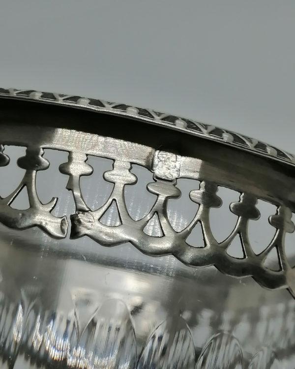 Petit vide-poche tripode, en cristal et argent, style Empire, d'époque Restauration 1819-1838. – Image 5