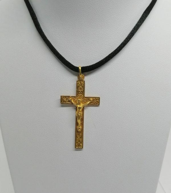 Pendentif/croix en or jaune, superbe décor sur fond de fleurs de lys et Christ en relief, vers 1900.