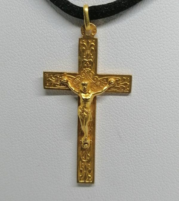 Pendentif/croix en or jaune, superbe décor sur fond de fleurs de lys et Christ en relief, vers 1900. – Image 2