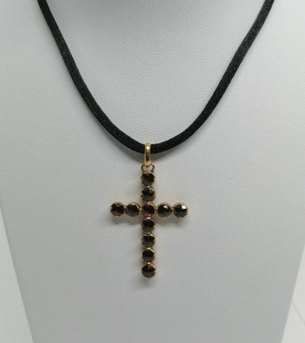 Pendentif/croix or jaune, sertie de grenats sur paillons, vers 1900.