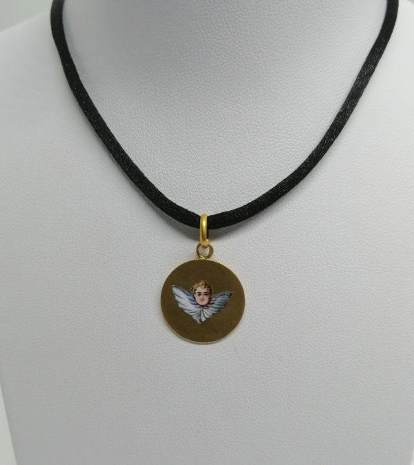 Pendentif or jaune, médaille de baptême avec angelot en émail, vers 1920.