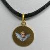 Pendentif or jaune, médaille de baptême avec angelot en émail, vers 1920. – Image 2