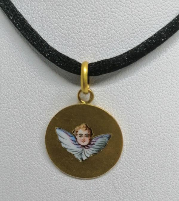 Pendentif or jaune, médaille de baptême avec angelot en émail, vers 1920. – Image 2