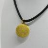 Pendentif or jaune, médaille de baptême avec angelot en émail, vers 1920. – Image 4