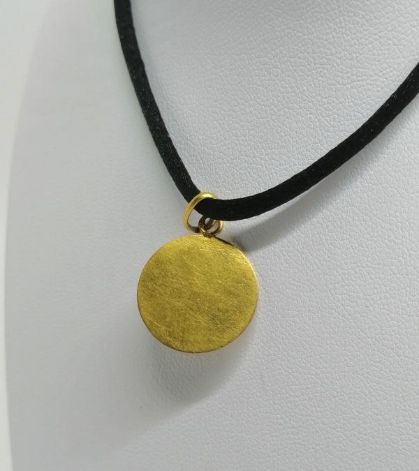 Pendentif or jaune, médaille de baptême avec angelot en émail, vers 1920. – Image 4