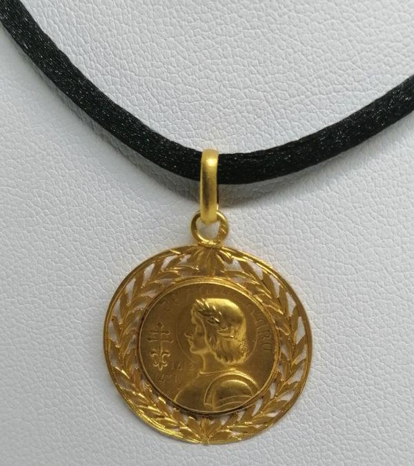 Pendentif en or jaune, rond et ajouré de feuillages avec Jeanne d'Arc, vers 1900. – Image 2