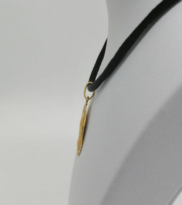Pendentif en or jaune, rond et ajouré de feuillages avec Jeanne d'Arc, vers 1900. – Image 3