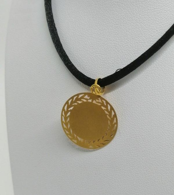 Pendentif en or jaune, rond et ajouré de feuillages avec Jeanne d'Arc, vers 1900. – Image 4