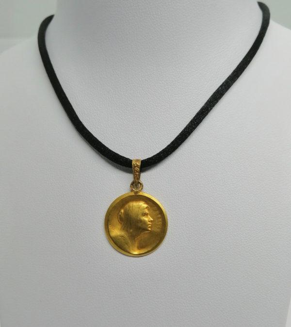 Pendentif en or jaune, portrait de femme drapée sur fond matifié, Art Nouveau vers 1919.