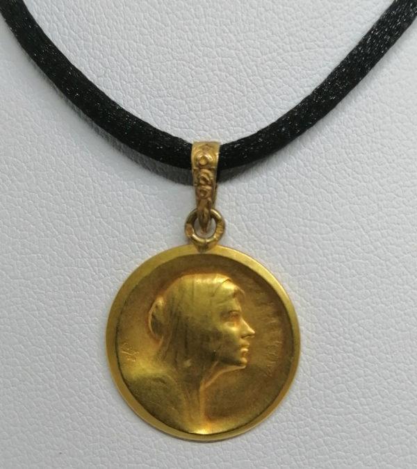 Pendentif en or jaune, portrait de femme drapée sur fond matifié, Art Nouveau vers 1919. – Image 2