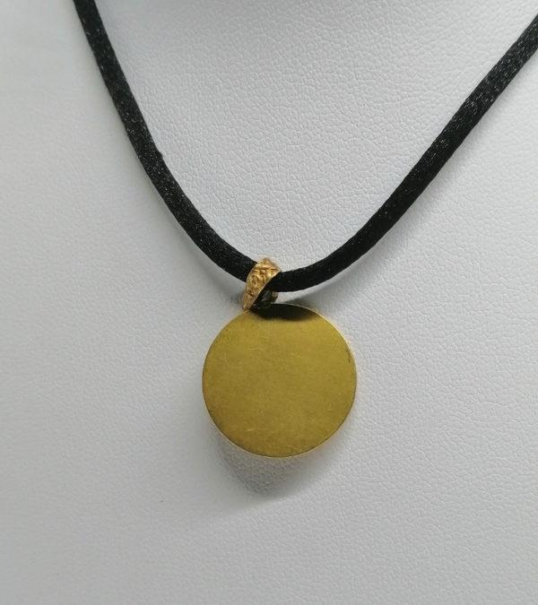 Pendentif en or jaune, portrait de femme drapée sur fond matifié, Art Nouveau vers 1919. – Image 4