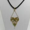 Pendentif en or jaune, forme typique de l'Art Nouveau, émaillé et perles fines, 1900.