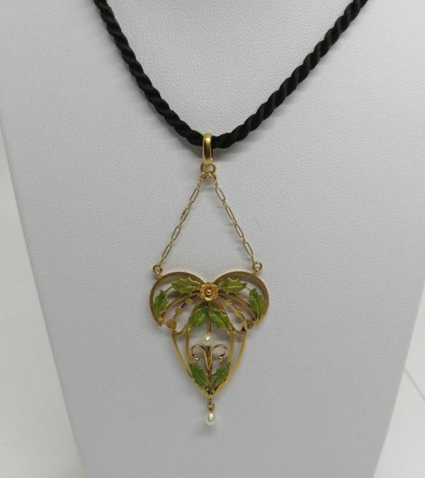 Pendentif en or jaune, forme typique de l'Art Nouveau, émaillé et perles fines, 1900.
