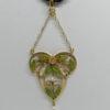 Pendentif en or jaune, forme typique de l'Art Nouveau, émaillé et perles fines, 1900. – Image 2