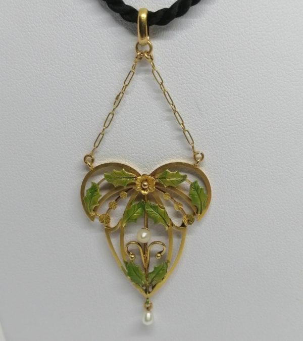 Pendentif en or jaune, forme typique de l'Art Nouveau, émaillé et perles fines, 1900. – Image 2