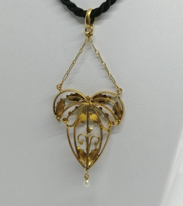 Pendentif en or jaune, forme typique de l'Art Nouveau, émaillé et perles fines, 1900. – Image 4