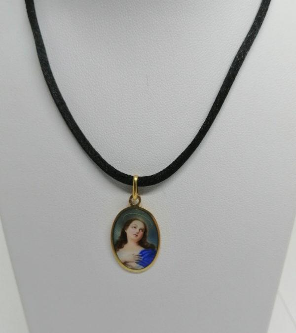 Pendentif or jaune, sur fond guilloché, vierge émaillée, vers 1900-20.