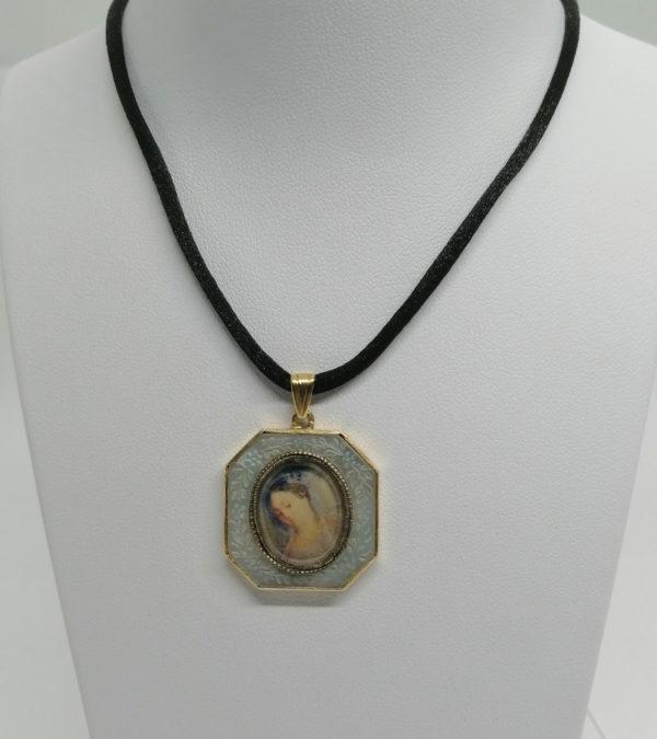 Pendentif or jaune, avec miniature sous verre dans un entourage de nacre gravée, 1900.