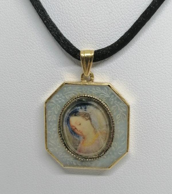 Pendentif or jaune, avec miniature sous verre dans un entourage de nacre gravée, 1900. – Image 2