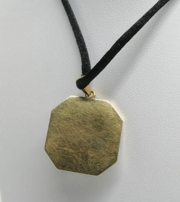 Pendentif or jaune, avec miniature sous verre dans un entourage de nacre gravée, 1900. – Image 4