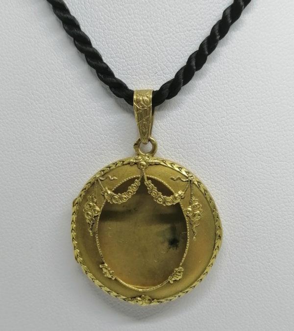 Pendentif or jaune, original porte-photo, façade ouverte, avec guirlandes de fleurs, 1900. – Image 2