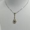 Pendentif et sa chaîne, or gris, avec pendant ajouré et pavé de diamants, Art Déco vers 1925.