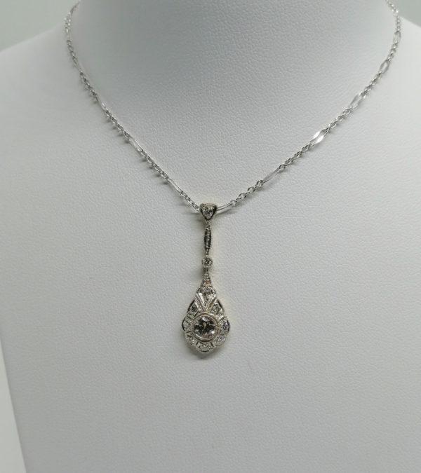 Pendentif et sa chaîne, or gris, avec pendant ajouré et pavé de diamants, Art Déco vers 1925.