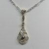 Pendentif et sa chaîne, or gris, avec pendant ajouré et pavé de diamants, Art Déco vers 1925. – Image 2