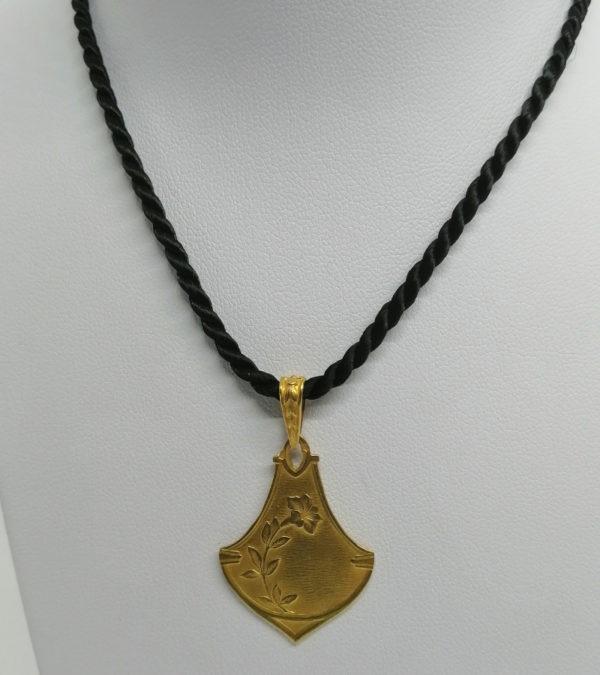 Pendentif en or jaune, de forme typique de l'Art Nouveau, motif floral, 1900.