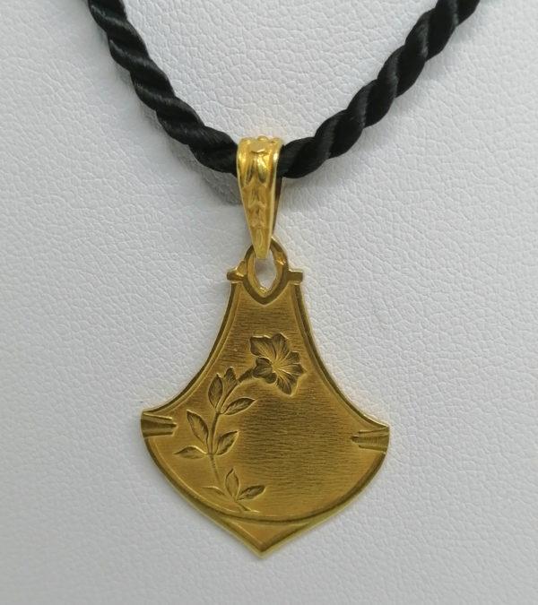 Pendentif en or jaune, de forme typique de l'Art Nouveau, motif floral, 1900. – Image 2