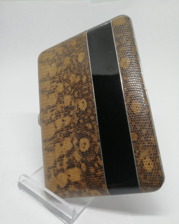 Boîte à cigarettes en argent-vermeil, émail noir et peau de serpent, vers 1925-30, Art Déco. – Image 2