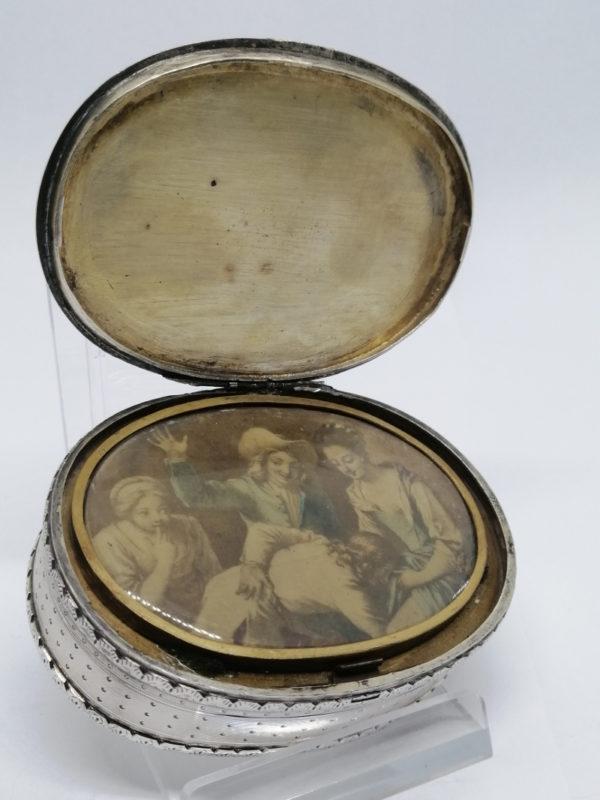 Boîte à compartiment secret en argent massif, guillochée, milieu du 19ième siècle. – Image 5
