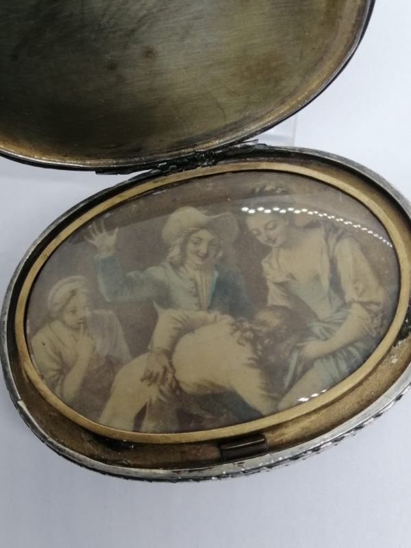 Boîte à compartiment secret en argent massif, guillochée, milieu du 19ième siècle. – Image 6