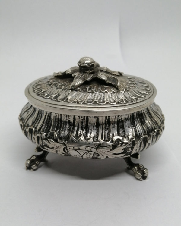 Coffret en argent massif, avec armoirie et pieds en griffes d'aigle, 19ième Siècle.