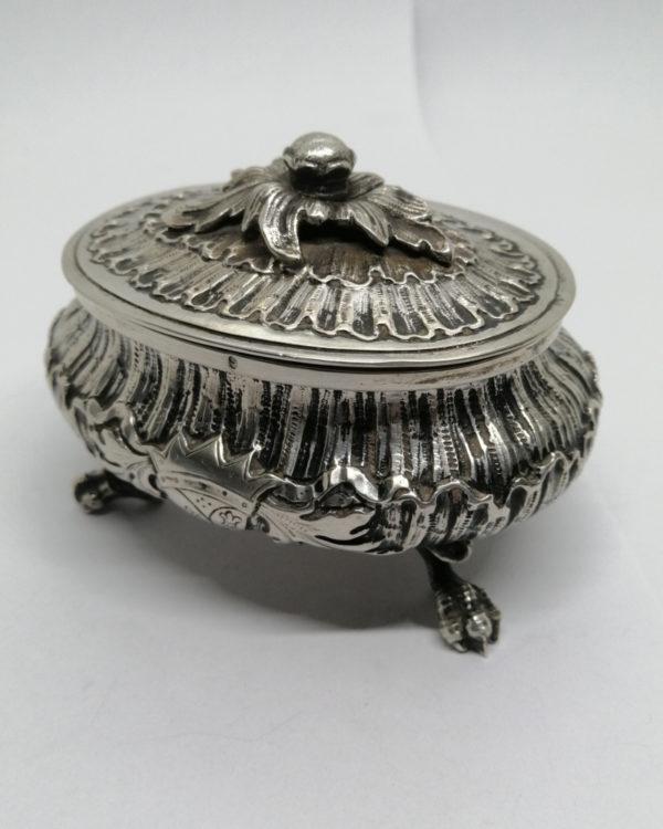 Coffret en argent massif, avec armoirie et pieds en griffes d'aigle, 19ième Siècle. – Image 2