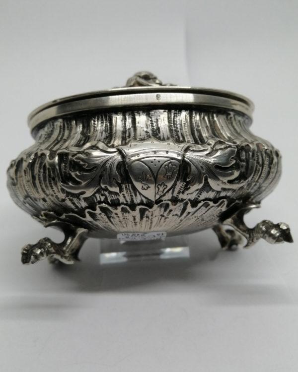 Coffret en argent massif, avec armoirie et pieds en griffes d'aigle, 19ième Siècle. – Image 3