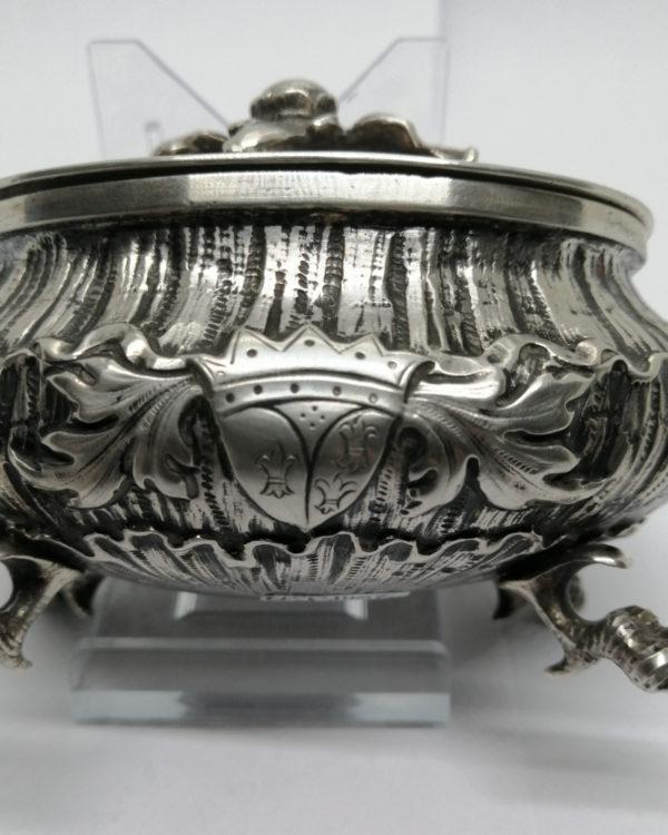 Coffret en argent massif, avec armoirie et pieds en griffes d'aigle, 19ième Siècle. – Image 4