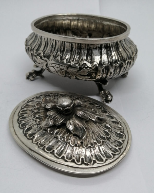 Coffret en argent massif, avec armoirie et pieds en griffes d'aigle, 19ième Siècle. – Image 5