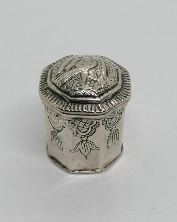 Petite boîte en argent massif, travail artisanal et oriental.