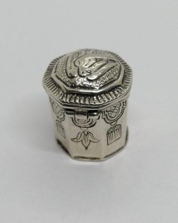 Petite boîte en argent massif, travail artisanal et oriental. – Image 3