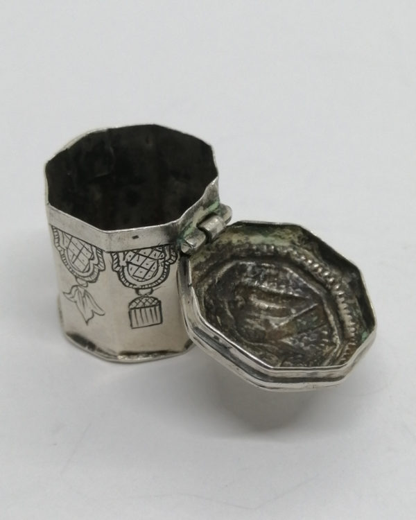 Petite boîte en argent massif, travail artisanal et oriental. – Image 4