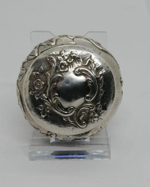 Boîte à pilules en argent massif, sur fond brossé, décor floral et rocaille, vers 1900. – Image 2