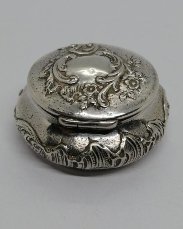 Boîte à pilules en argent massif, sur fond brossé, décor floral et rocaille, vers 1900. – Image 3