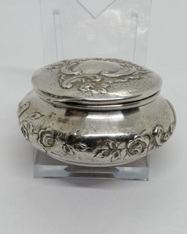 Boîte à pilules en argent massif, sur fond brossé, décor floral et rocaille, vers 1900. – Image 4