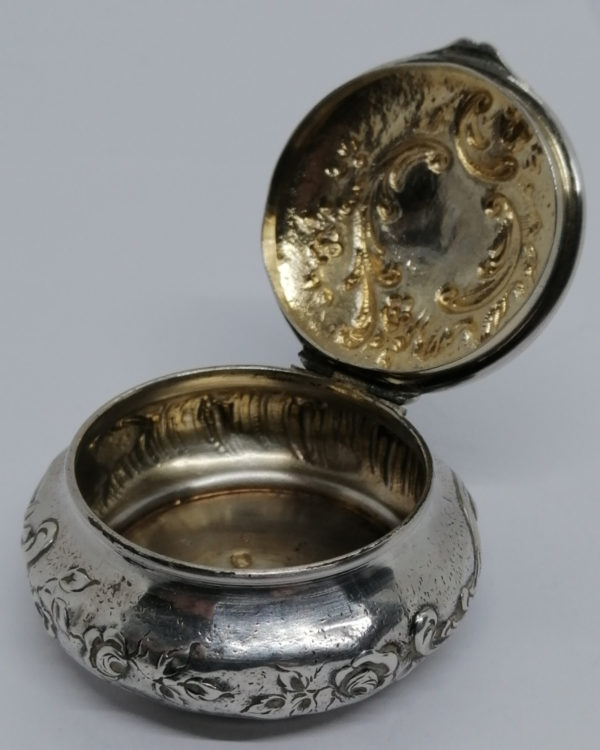 Boîte à pilules en argent massif, sur fond brossé, décor floral et rocaille, vers 1900. – Image 5