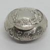 Boîte à pilules en argent massif, fond travaillé, avec fleurs et coquilles, vers 1900.