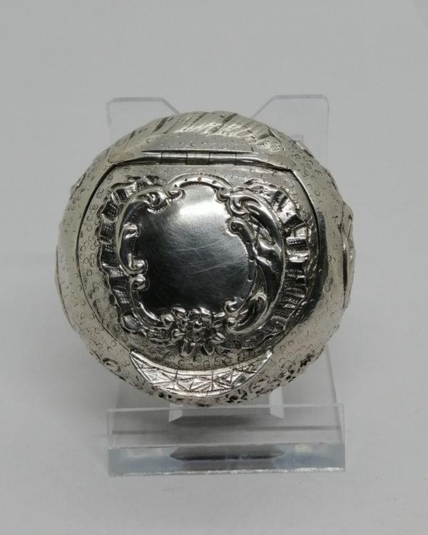 Boîte à pilules en argent massif, fond travaillé, avec fleurs et coquilles, vers 1900. – Image 2